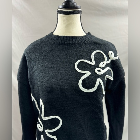 Black/White Floral Pattern Drop Shoulder Sweater - Picture 7 of 9